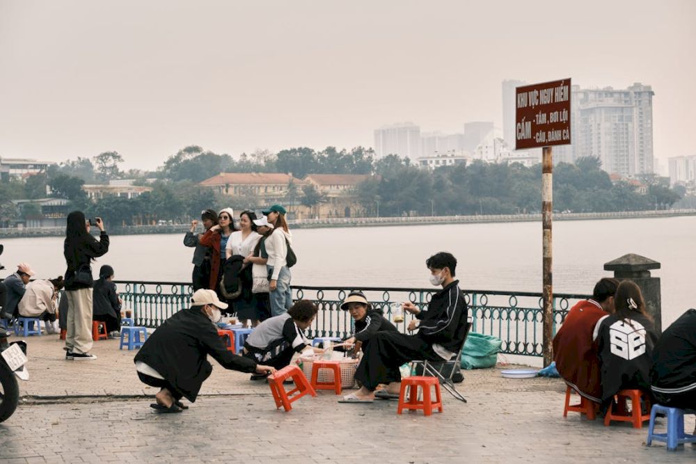 Traveler should pack warm layers and a cozy jacket when visiting northern Vietnam in December (Source: Pexels)